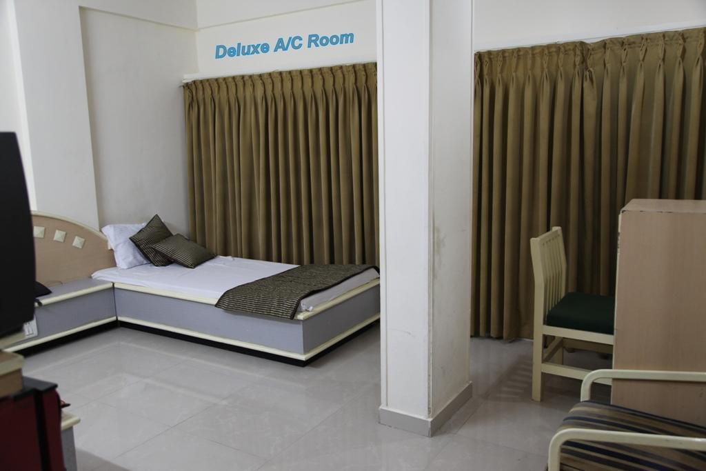 Hotel Aditya Rajkot Buitenkant foto