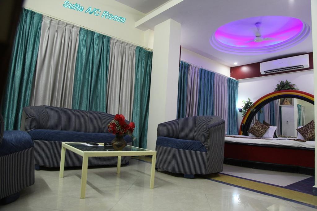 Hotel Aditya Rajkot Buitenkant foto